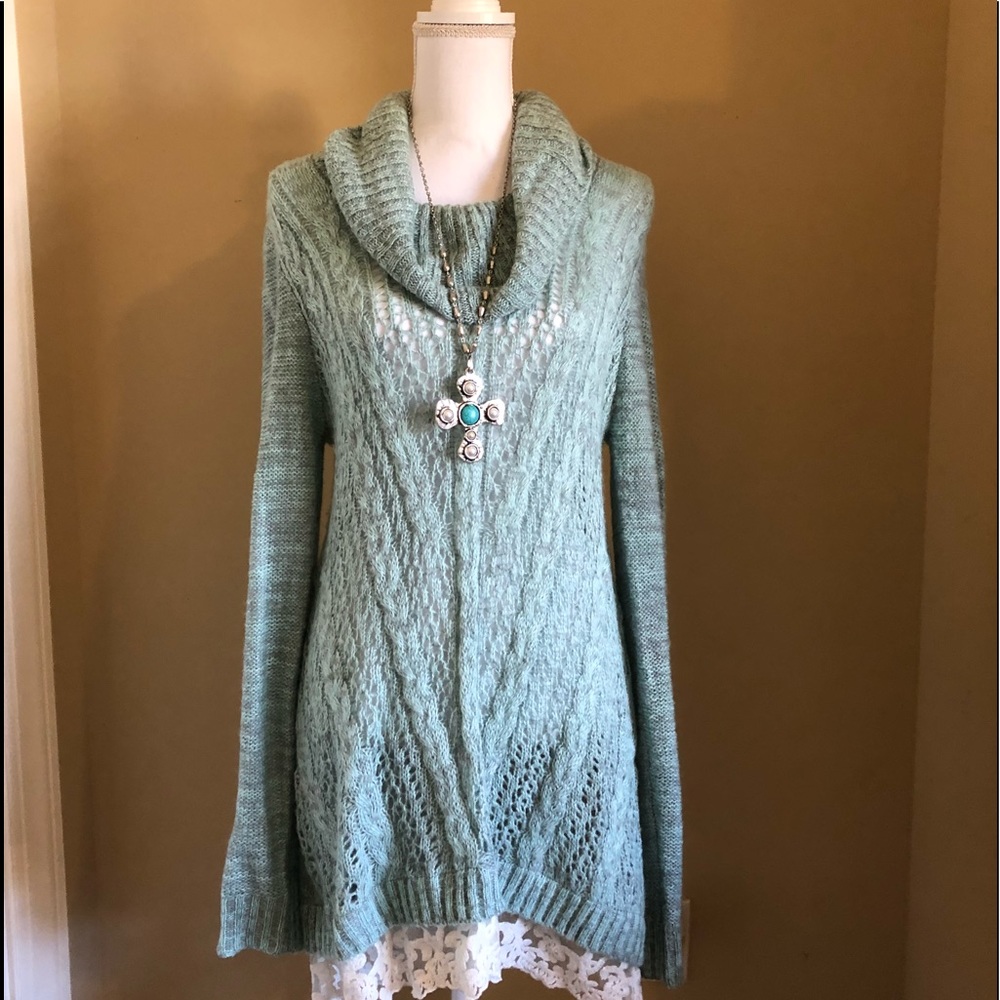 Pretty sweater with lace on the bottom💐